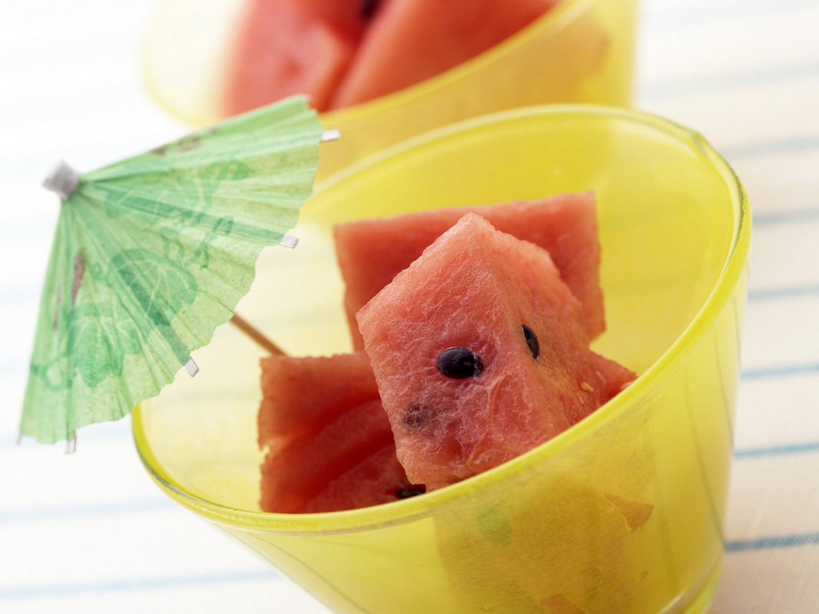 Арбуз под зонтиком