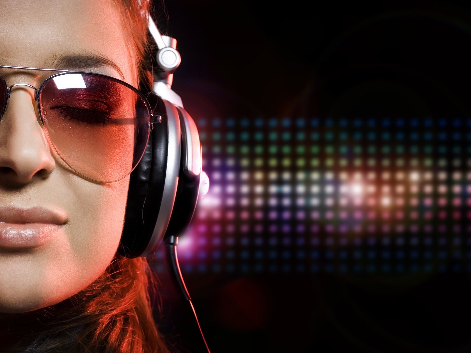 Девушка в наушниках