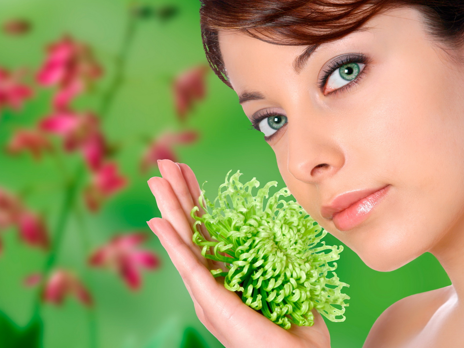 Девушка с необычным цветком