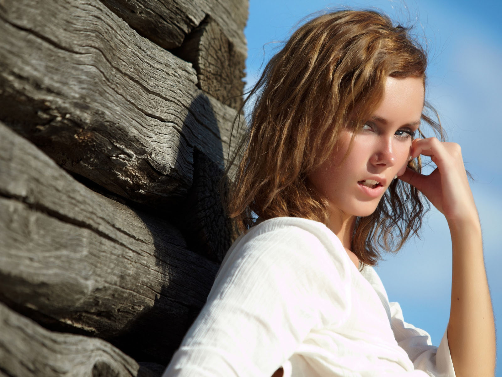 Девушка около сруба