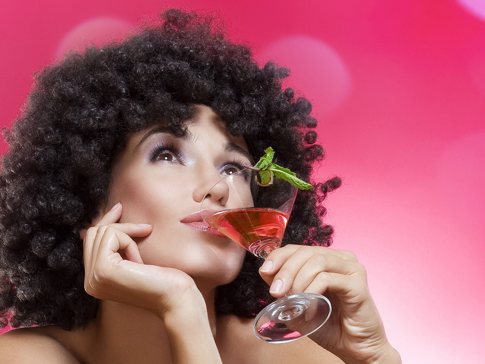 Девушка с кудряшками