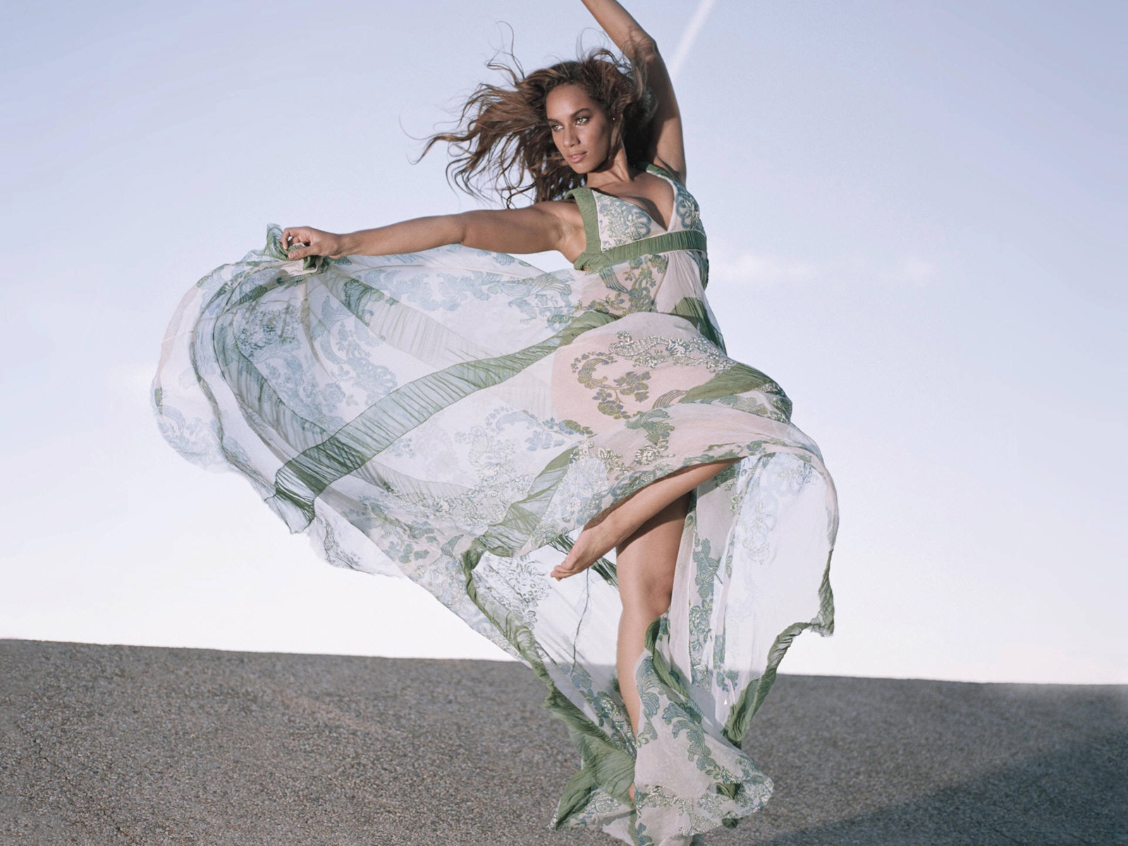 Леона Левис