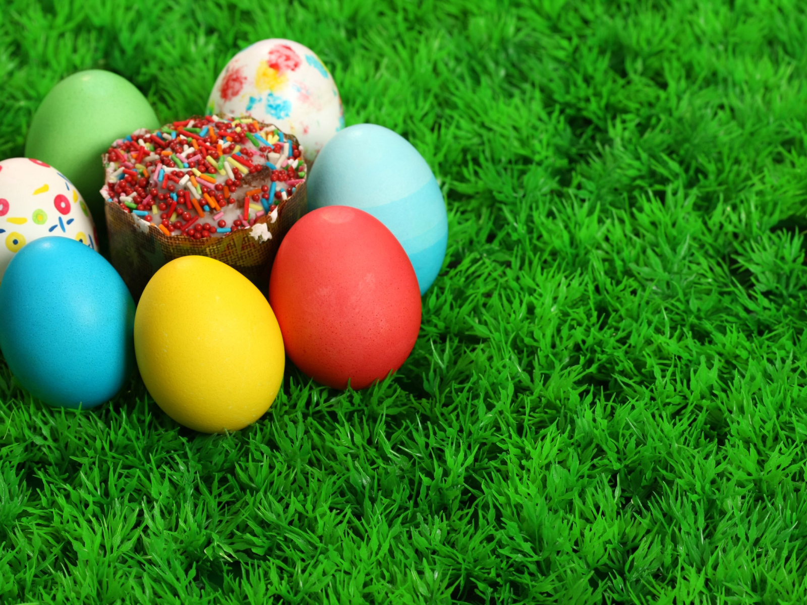 Пасха и яйца на траве