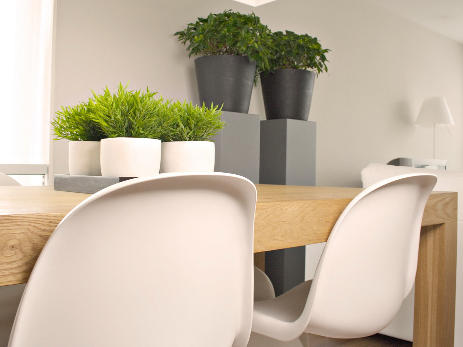 Стол в гостиной