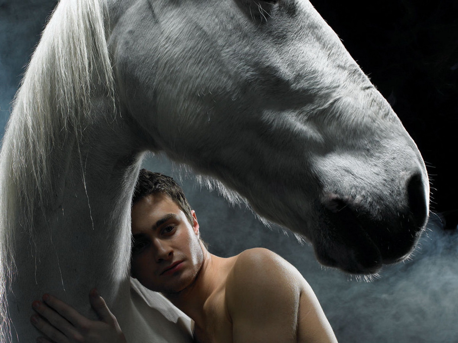 Даниэль Редклифф прижавшись к лошади