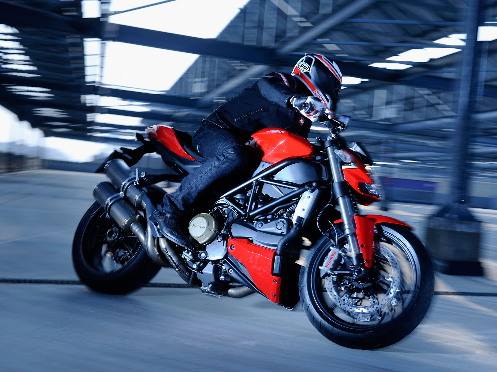 Ducati Streetfigtherx выезжая с парковки