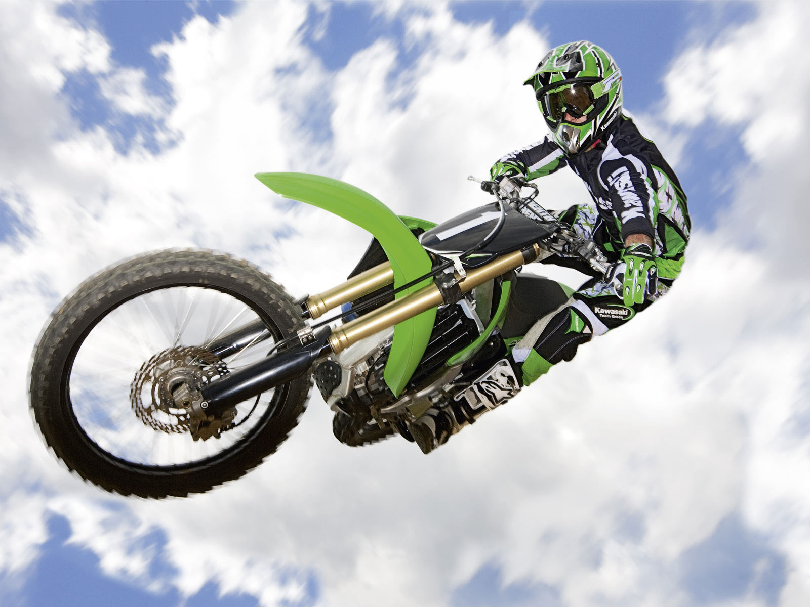 Kawasaki KX250F в прыжке