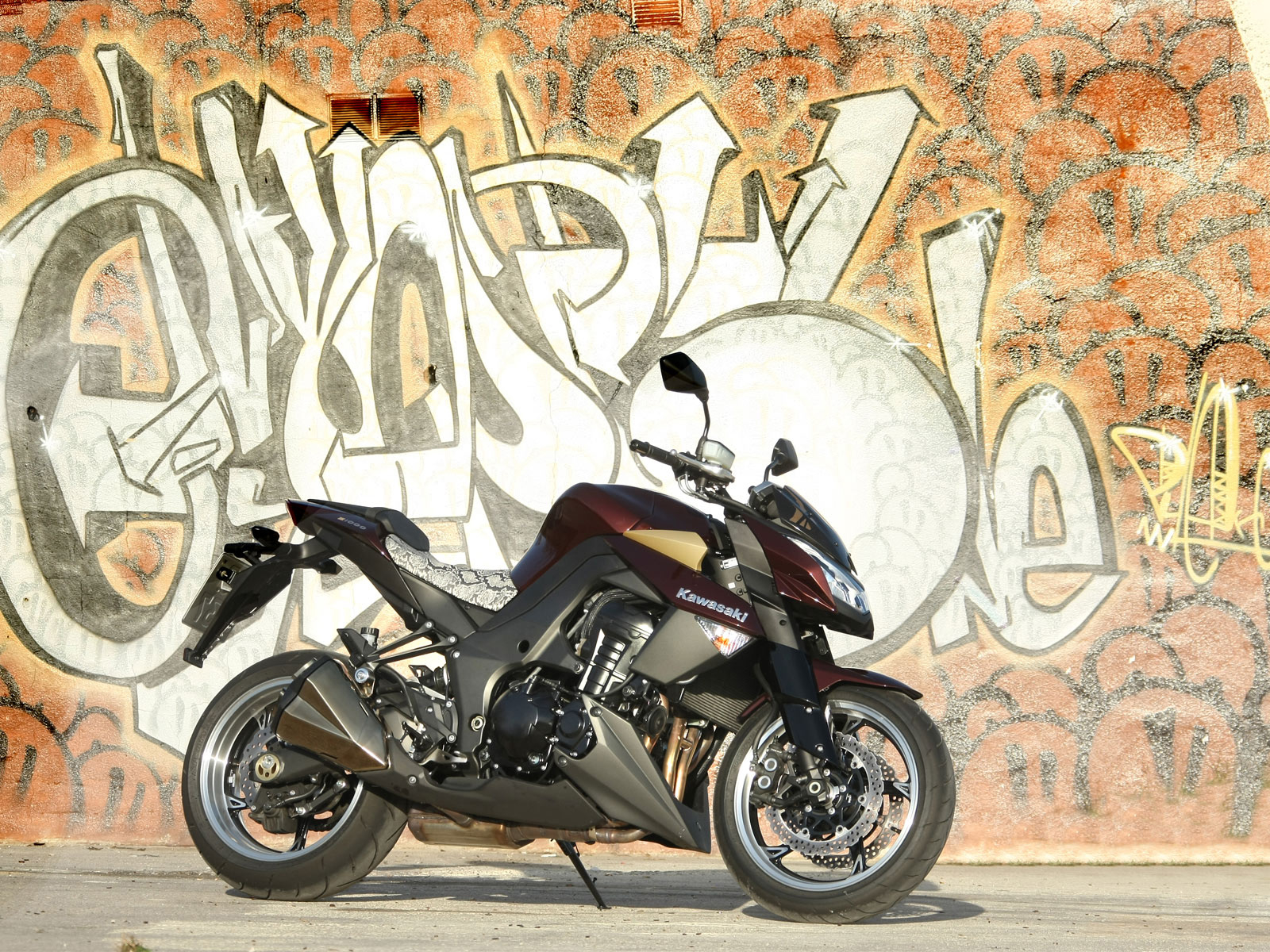 Кавасаки Z 1000 около стены