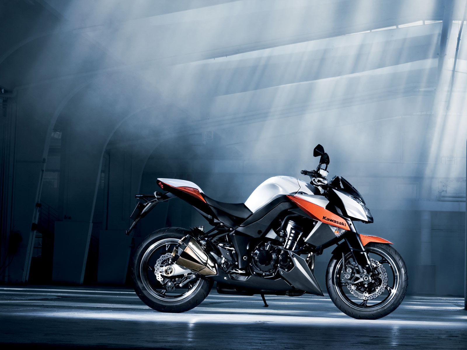 Кавасаки Z1000 в ангаре