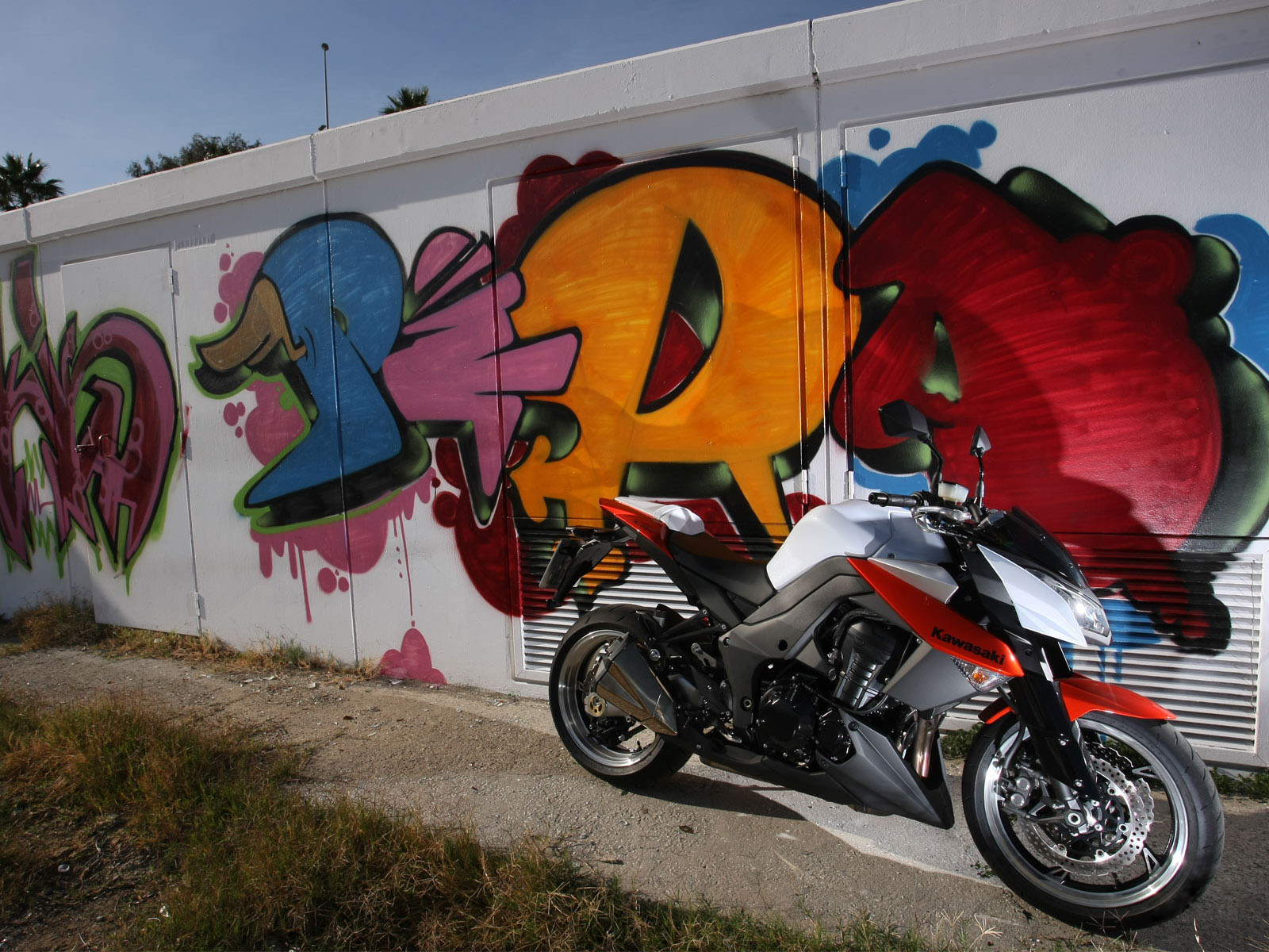 Кавасаки Z 1000 возле стены