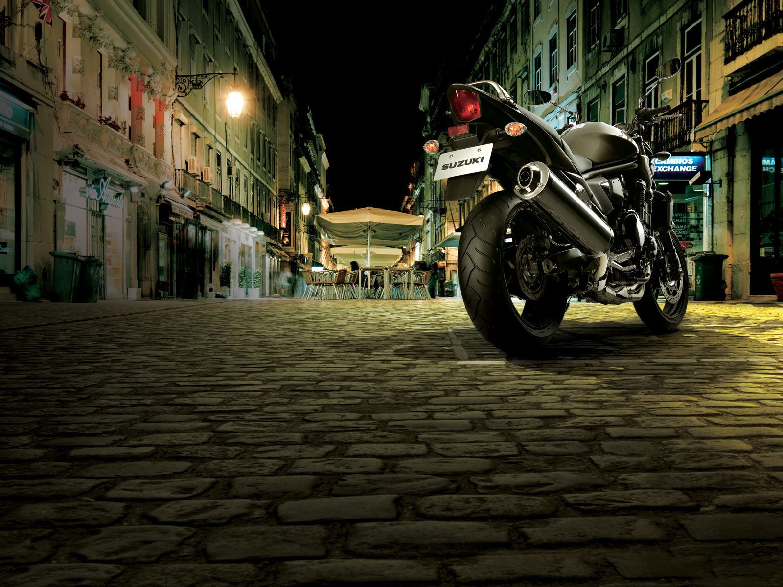 Сузуки GSF 125 Бандит на ночной улице города