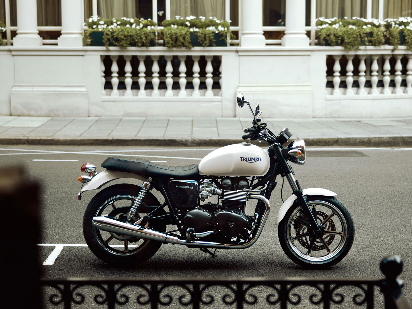 Триумф Бонневелле на улицах города