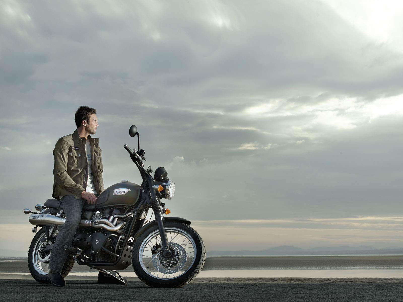 Триумф Скрамбер на побережье