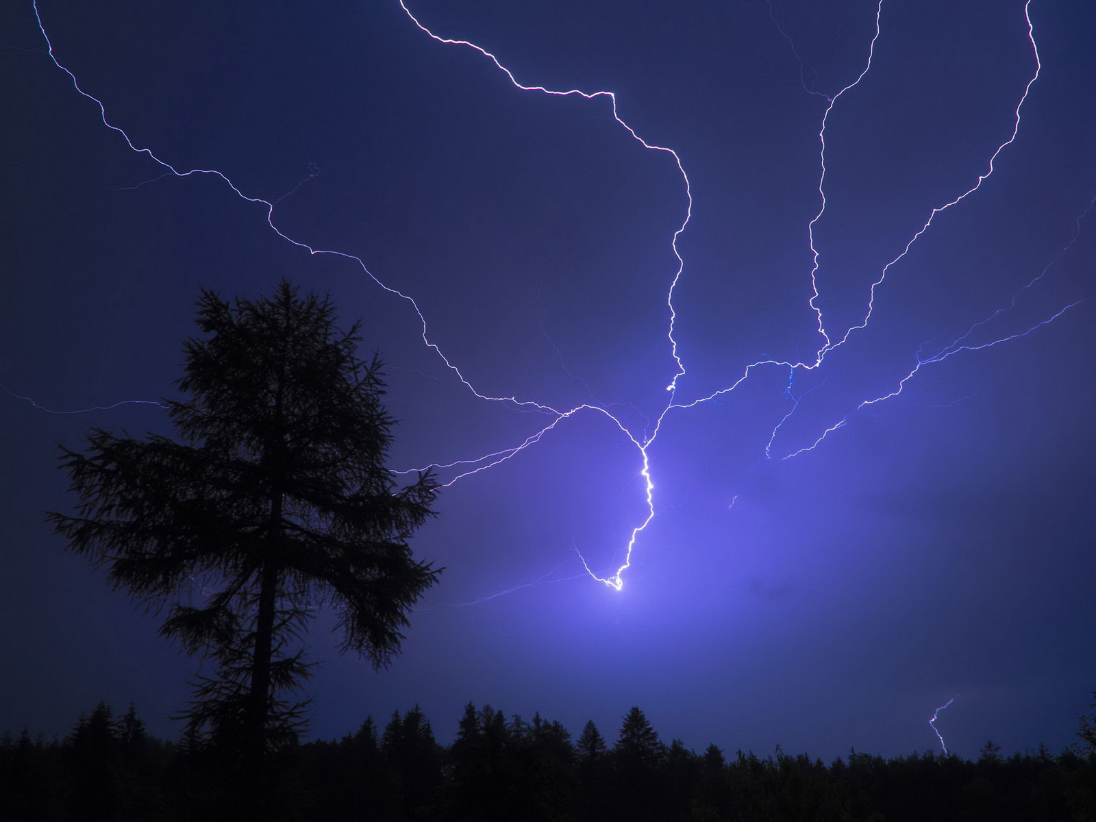 Молния в ночном небе