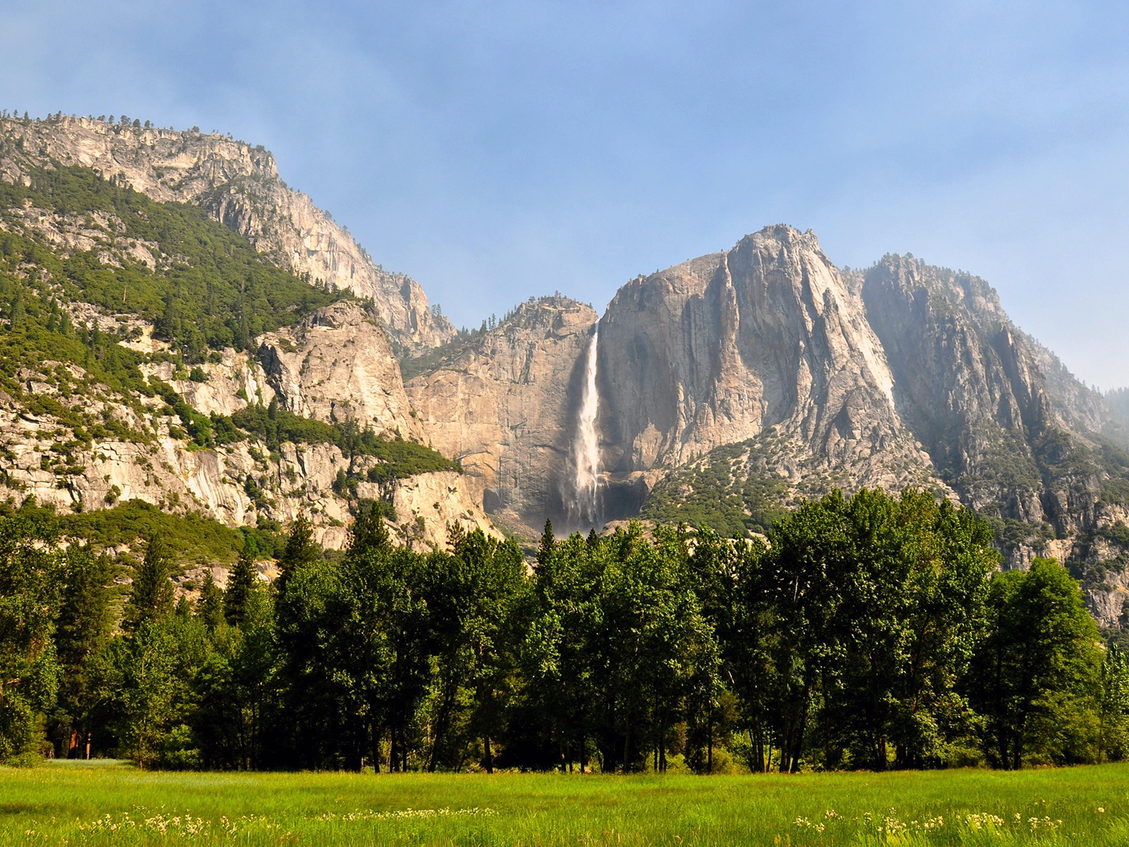 Высокий водопад в горах