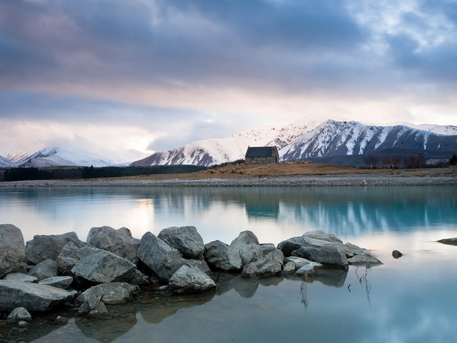 Озеро среди горных вершин