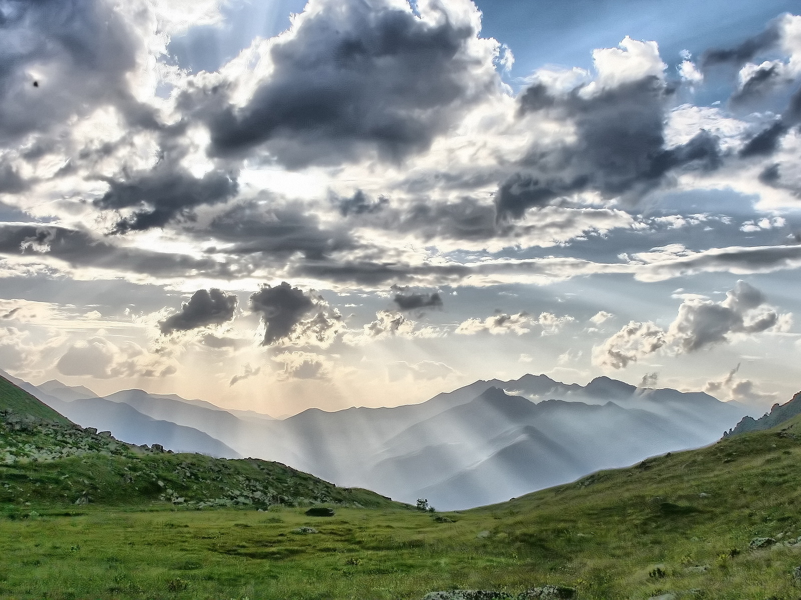 Горы на горизонте