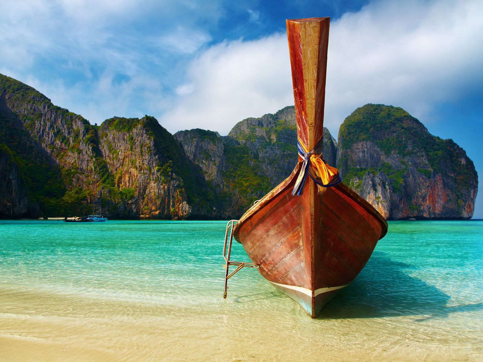 Лодка на берегу