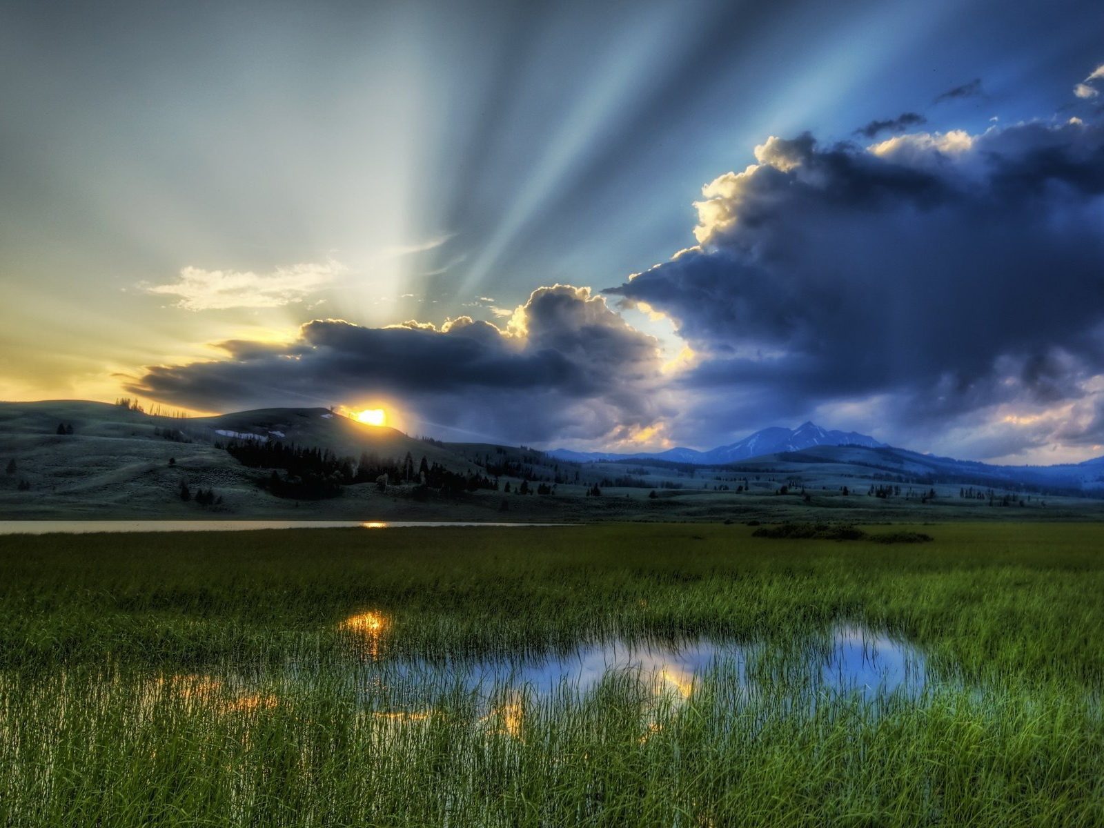 Рассвет над долиной