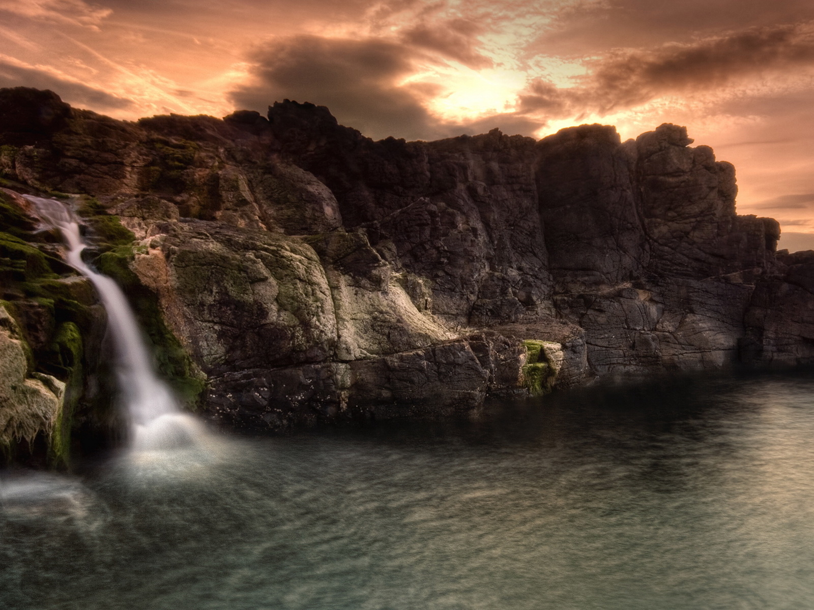 Высокий скальный берег