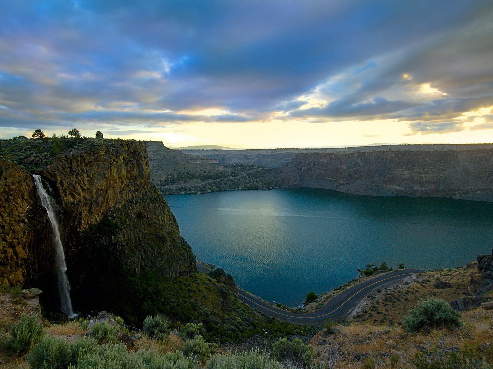 Озеро в каньоне