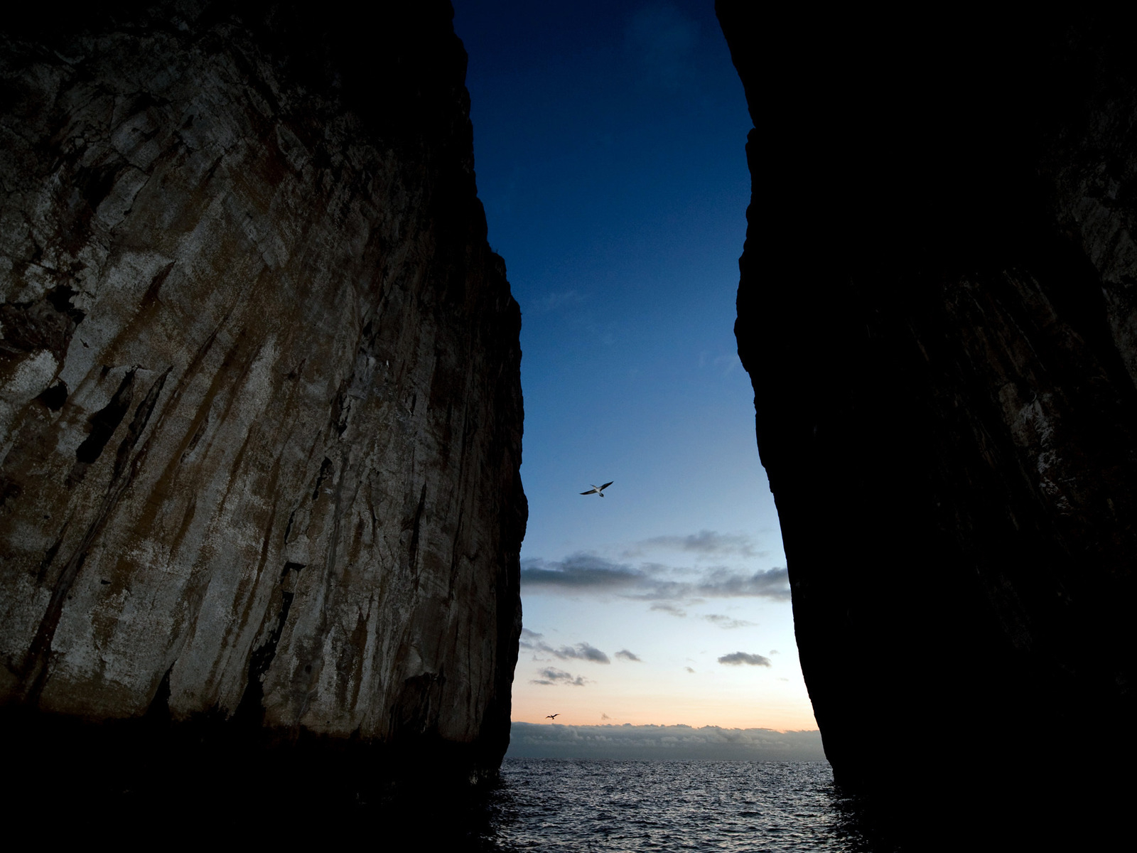 Скалы и море