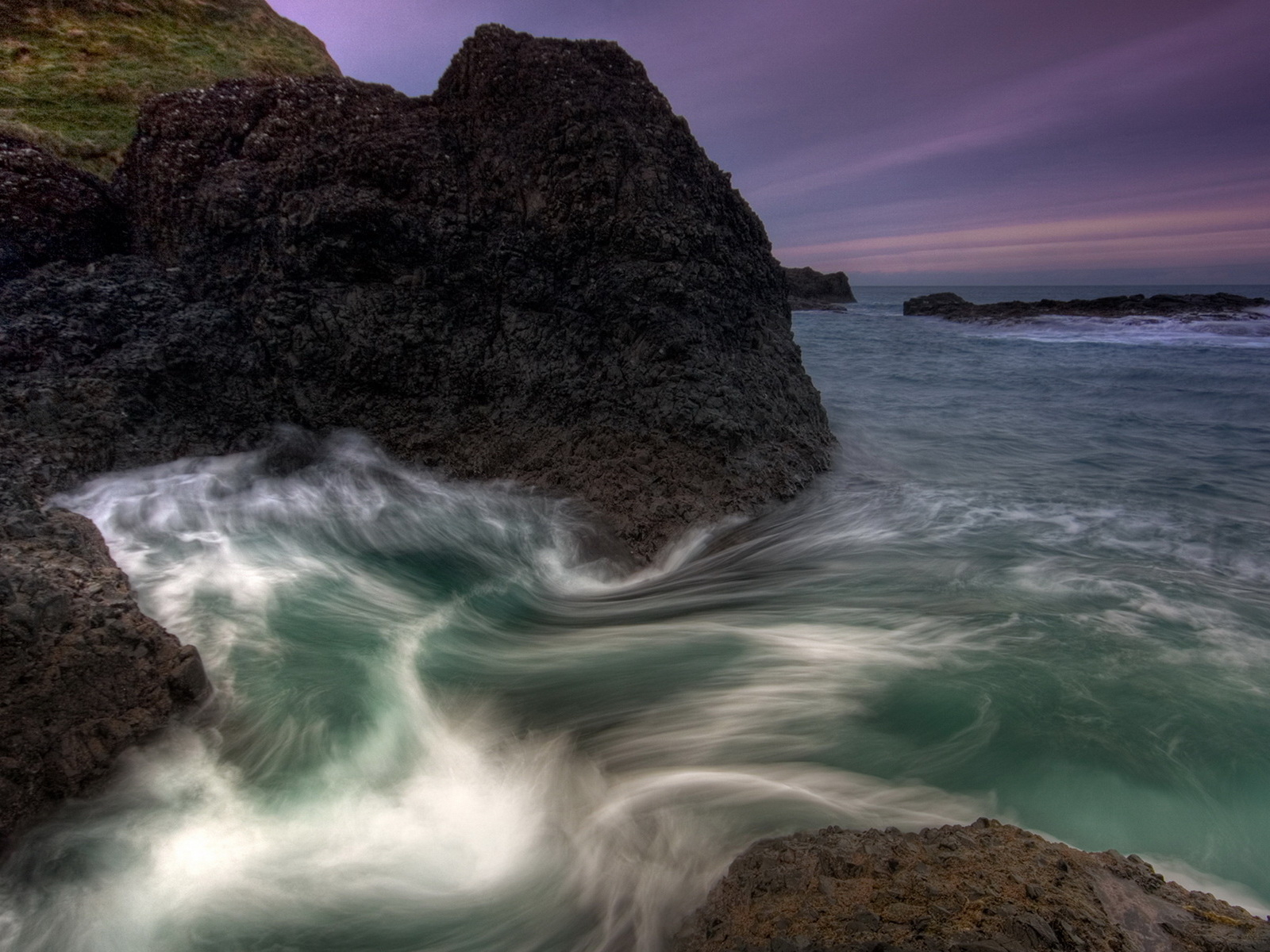 Камни на берегу