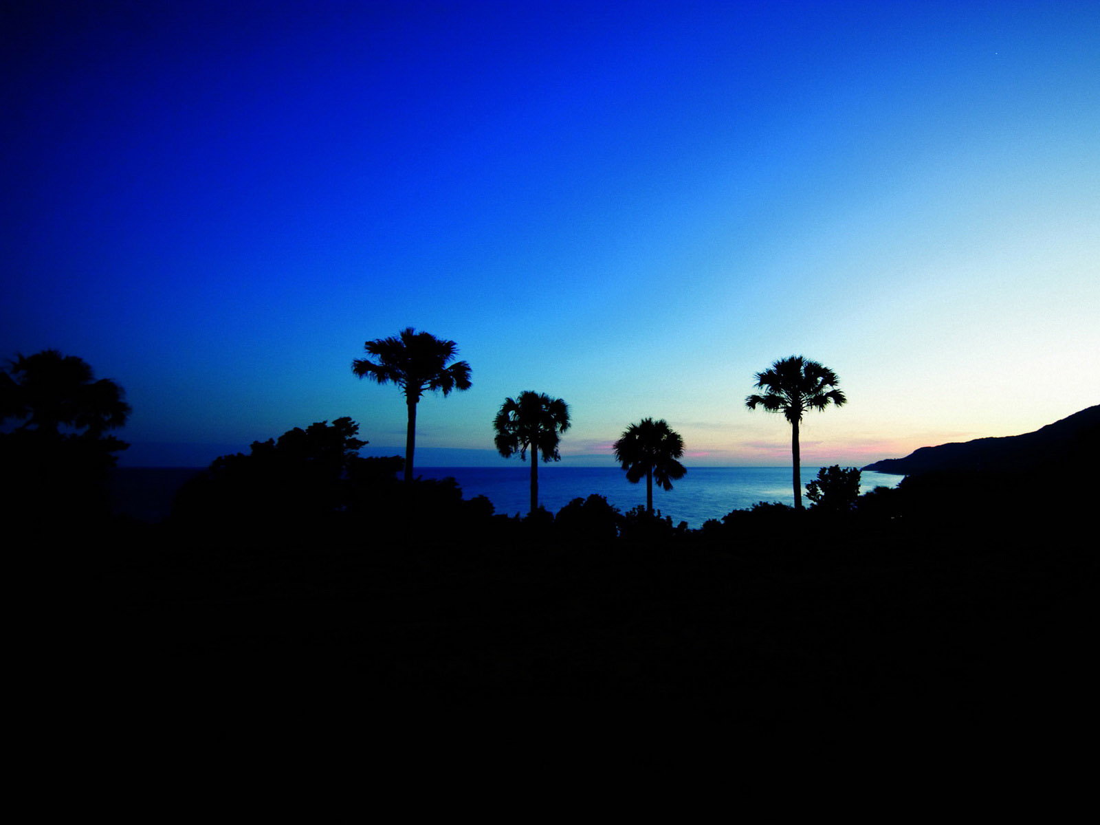 Рассвет над побережьем