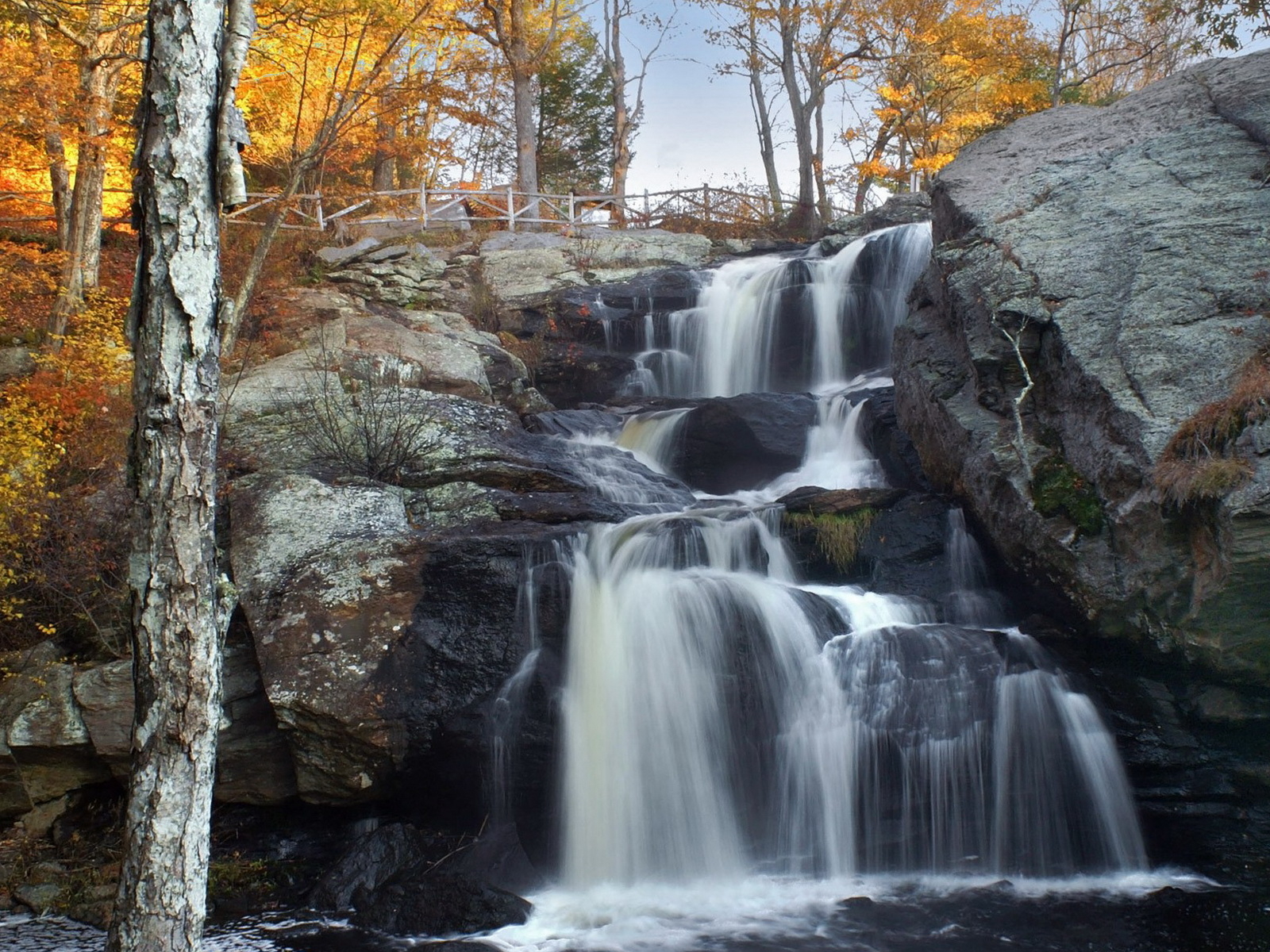 Осенний водопад