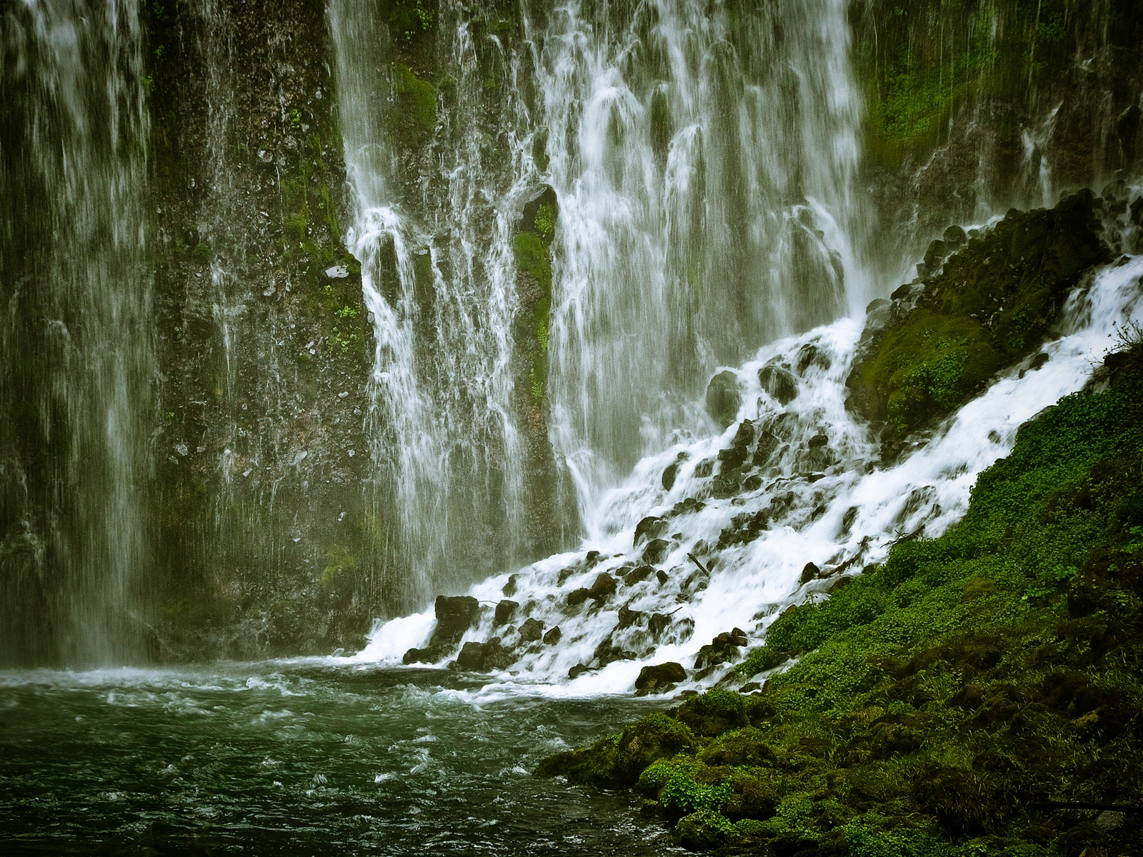 Зеленый водопад