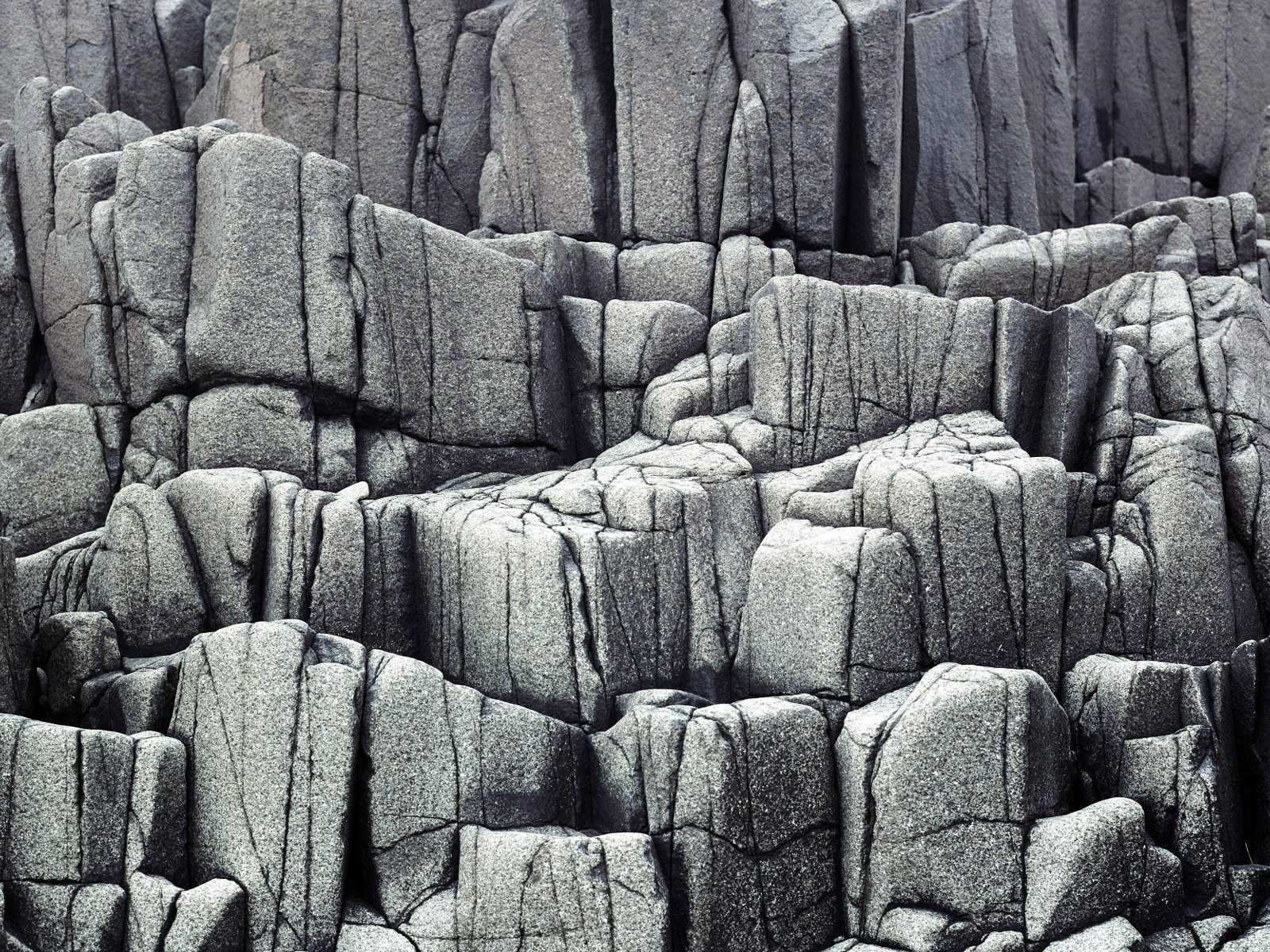 Скалы покрытые инеем