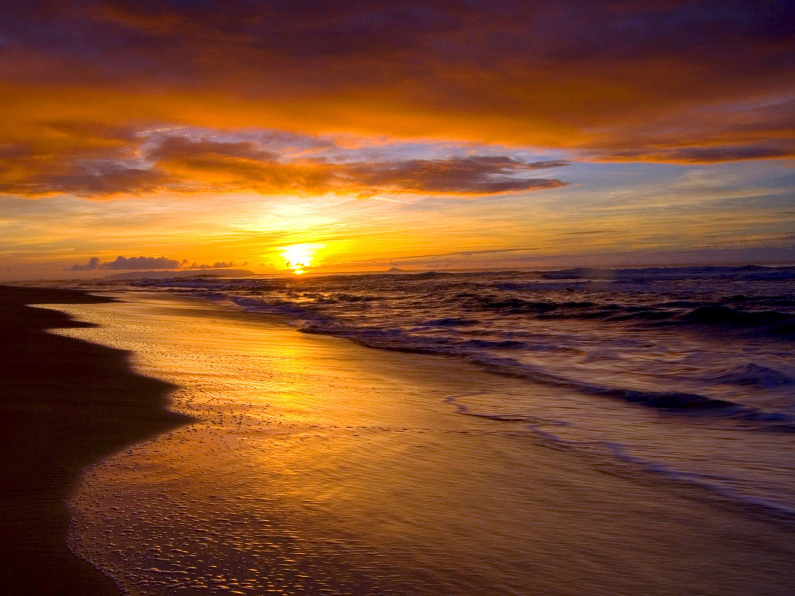 Закат на пляже популярного курорта