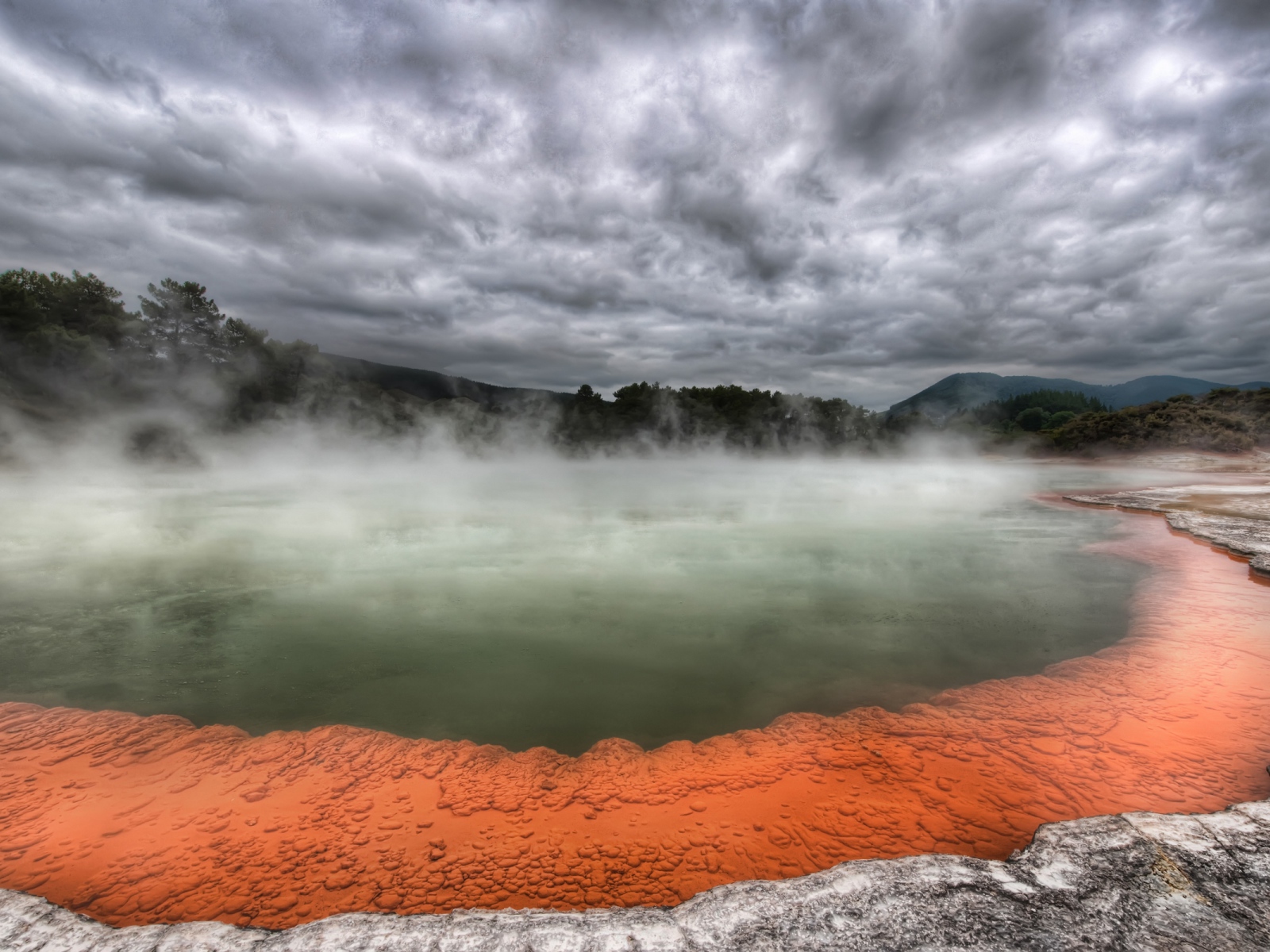 Горячий источник у вулкана