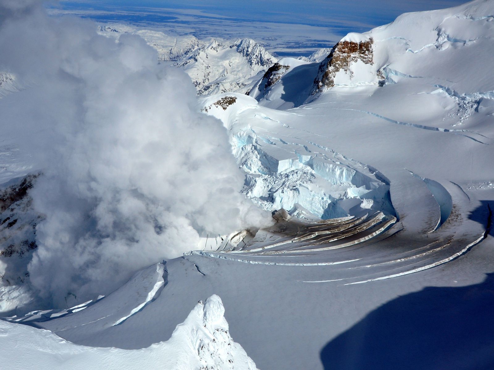 Извержение вулкана, Аляска, США