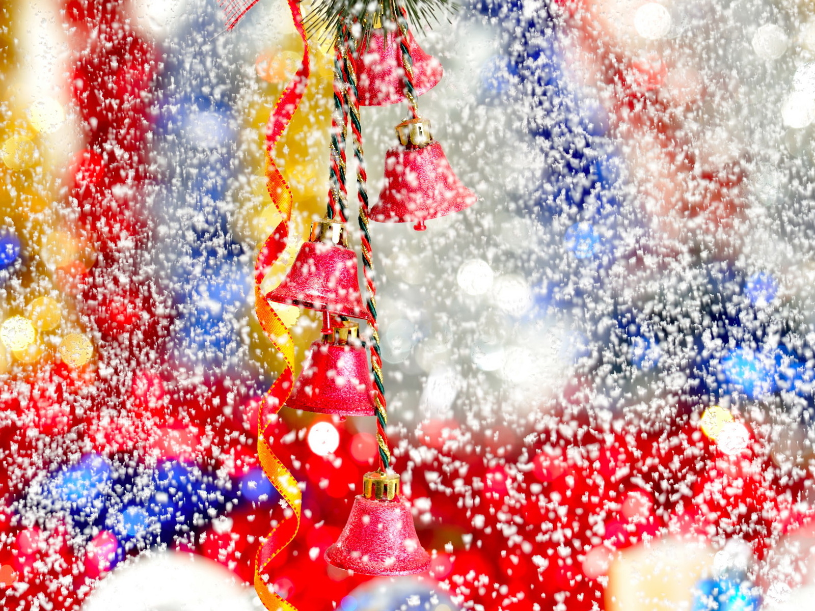 Колокольчики, украшения и снег