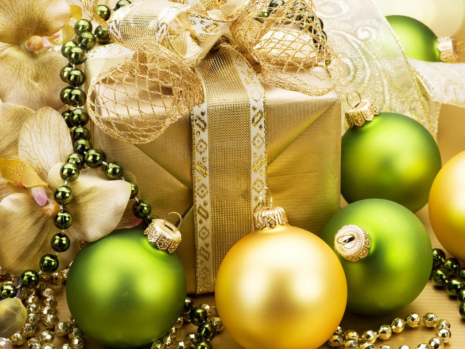 Подарок и шары