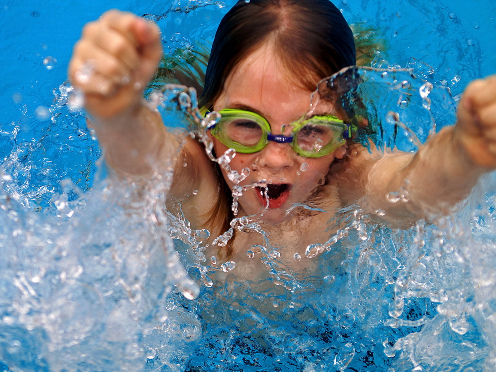 Плавающая девочка