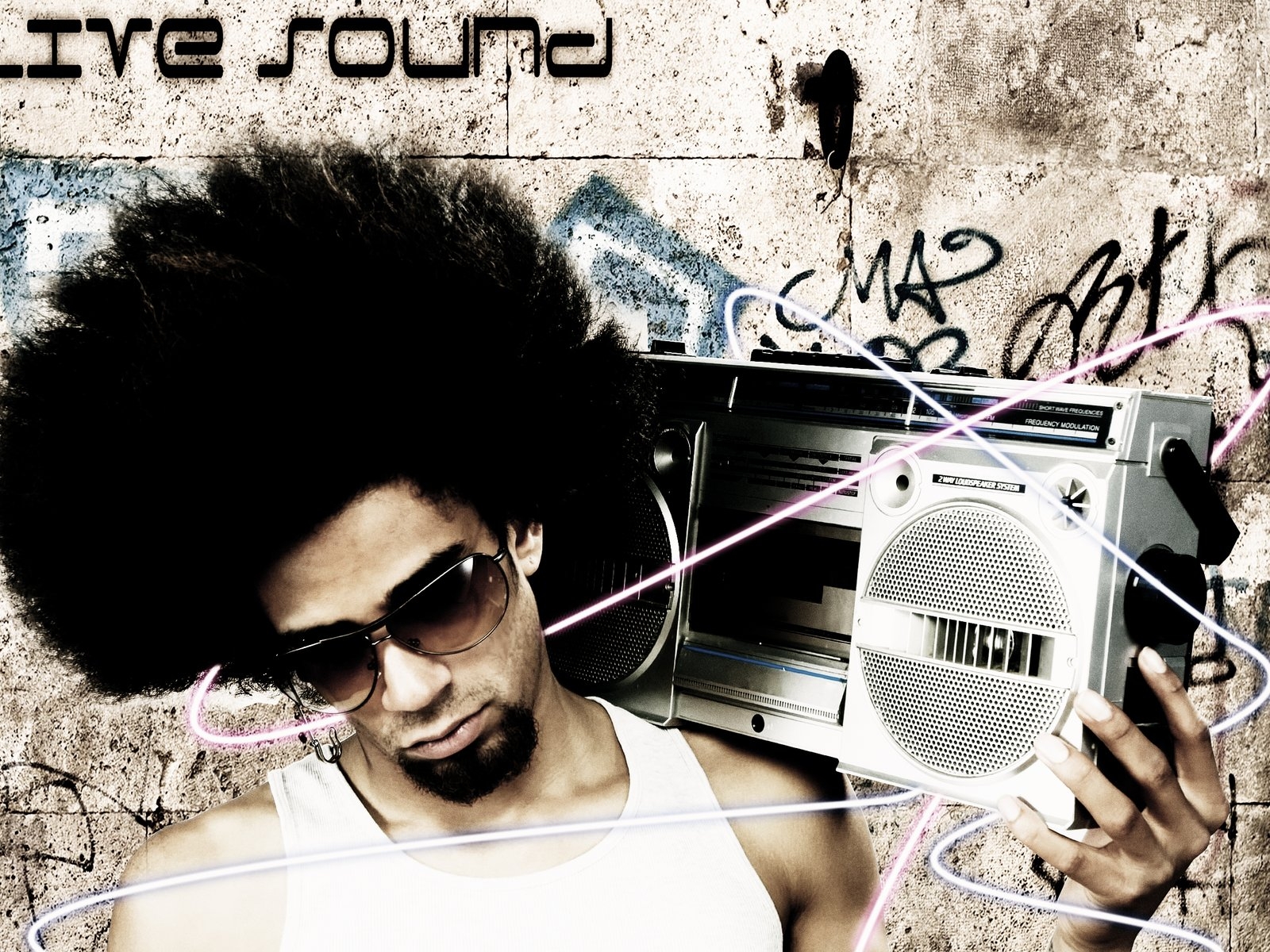 Парень с магнитофоном