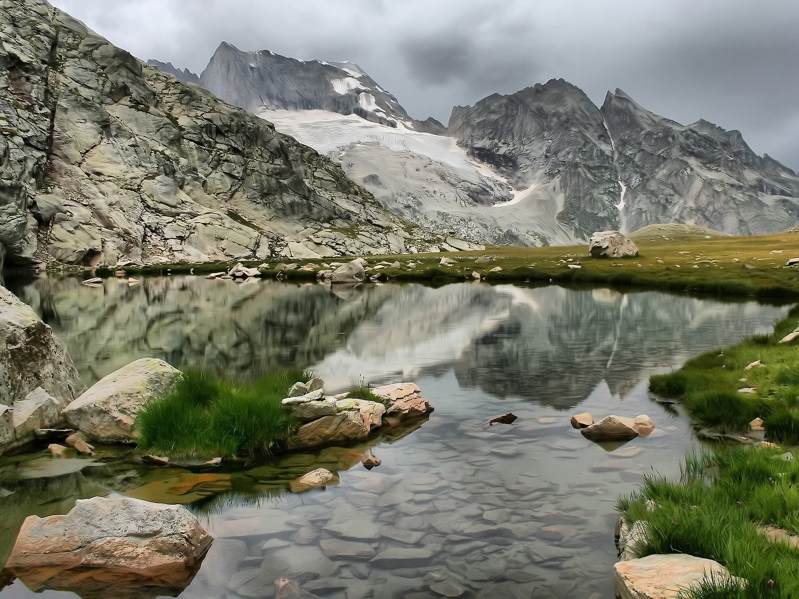 У подножия гор