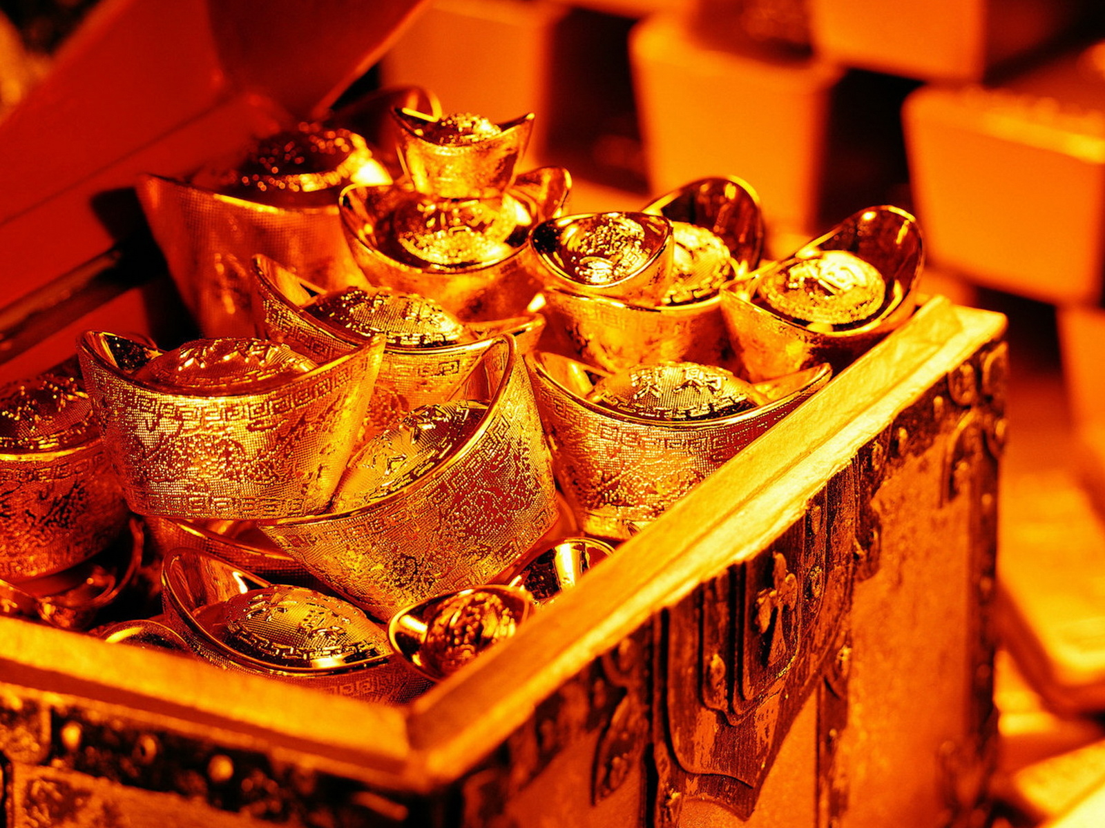 Сундук с золотыми вещами