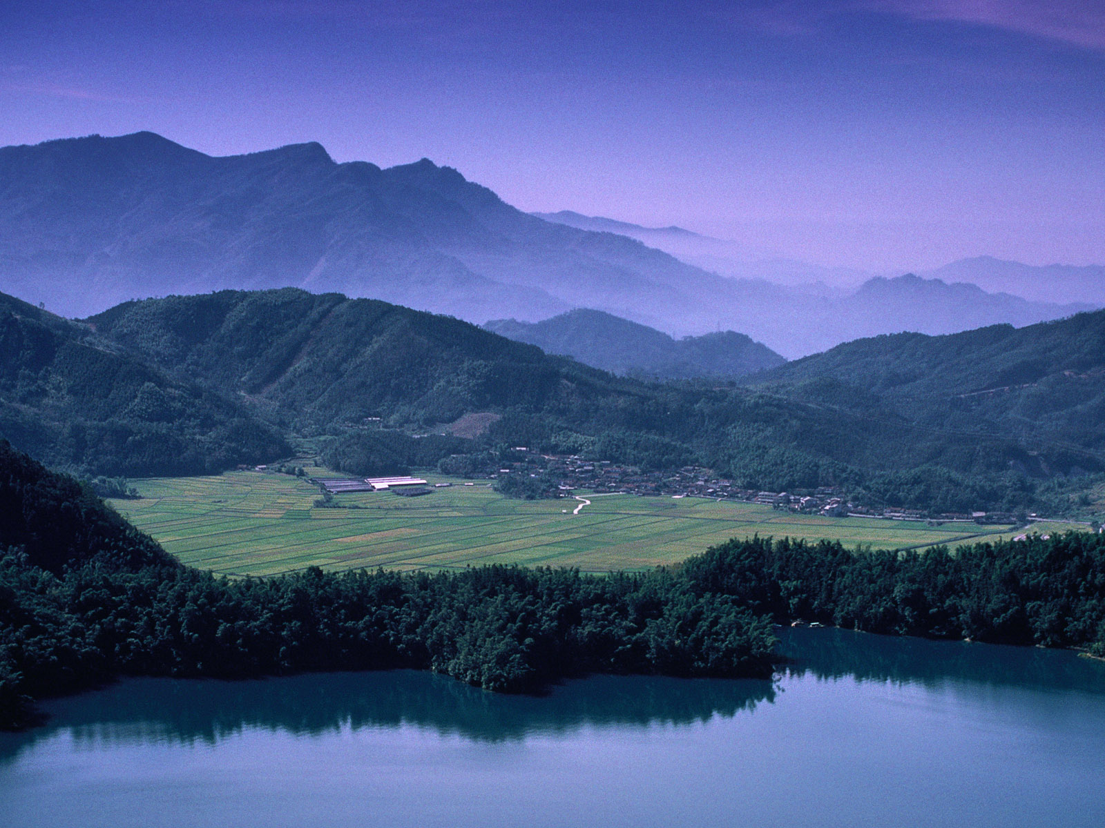 Поля в долине