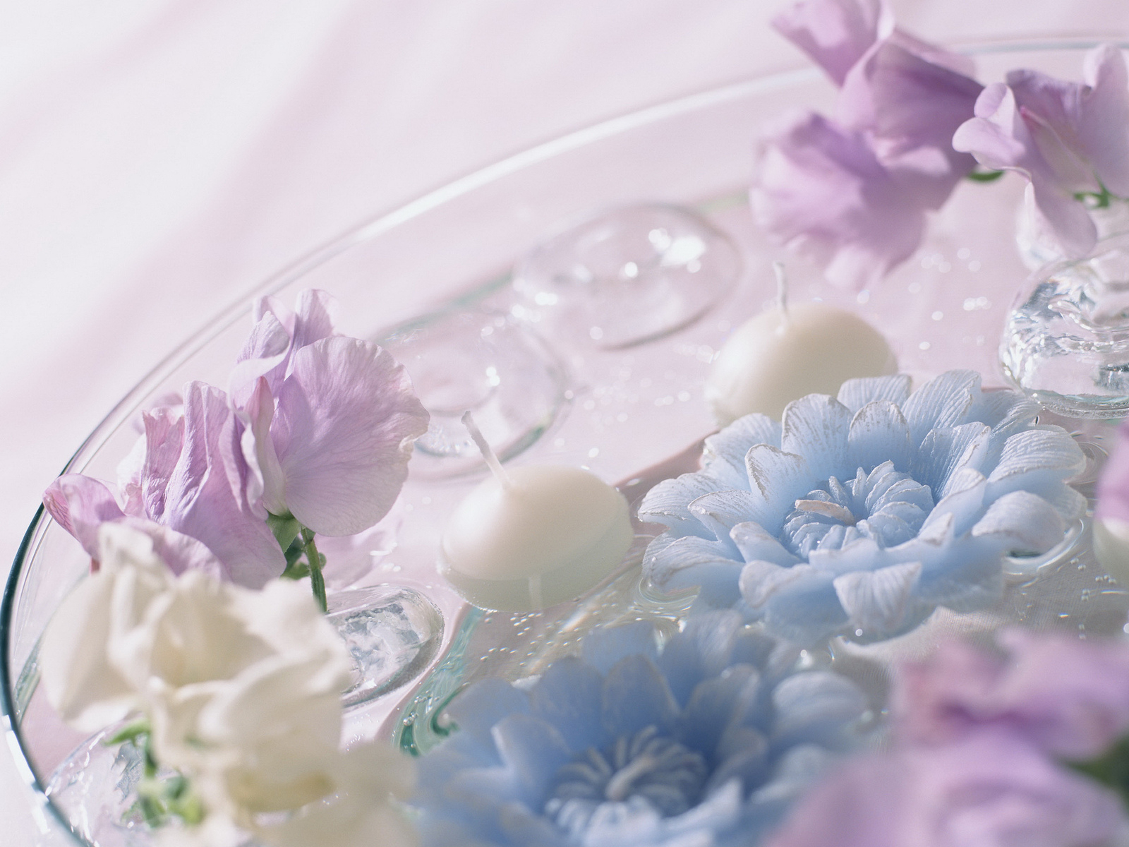 Композиция из цветов и свечей