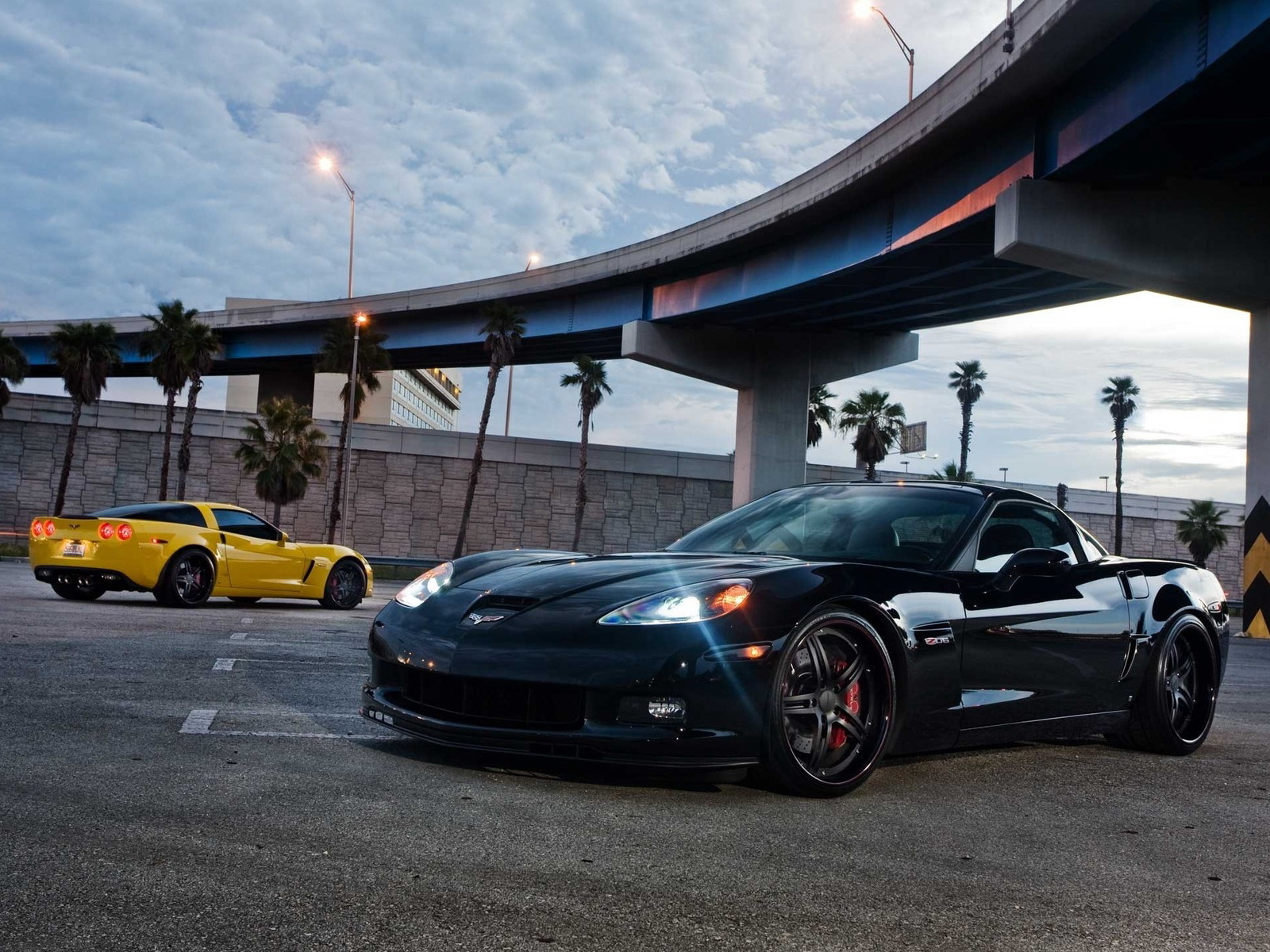 Chevrolet Corvette Z06 под мостом