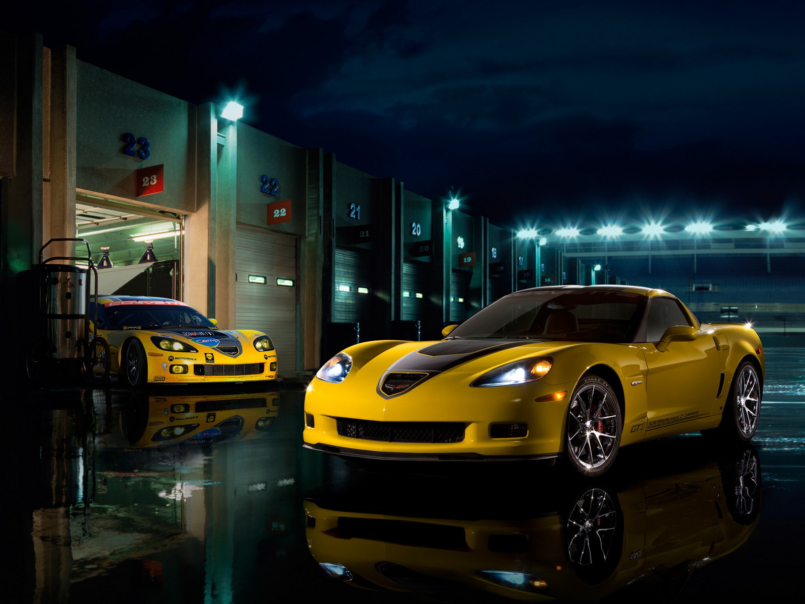 желтый Chevrolet-Corvette-Z06