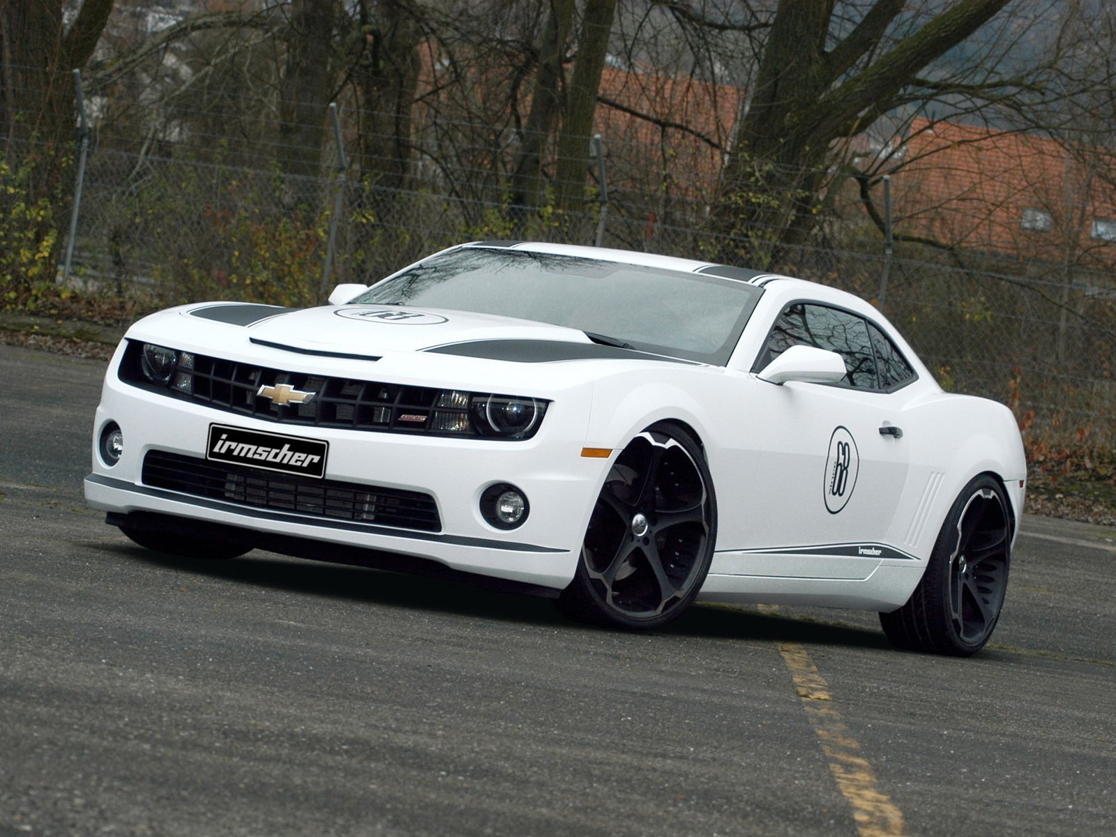 белый Chevrolet-Camaro