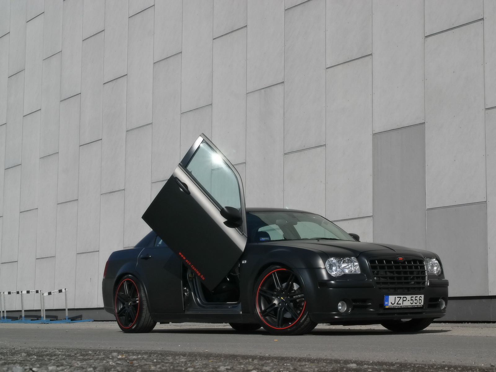 Chrysler-300C-Hemi-SRT-8