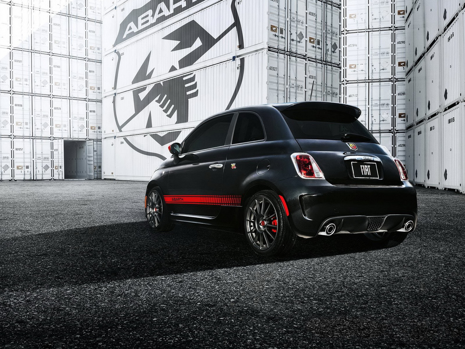 Черный Fiat-500 Abarth