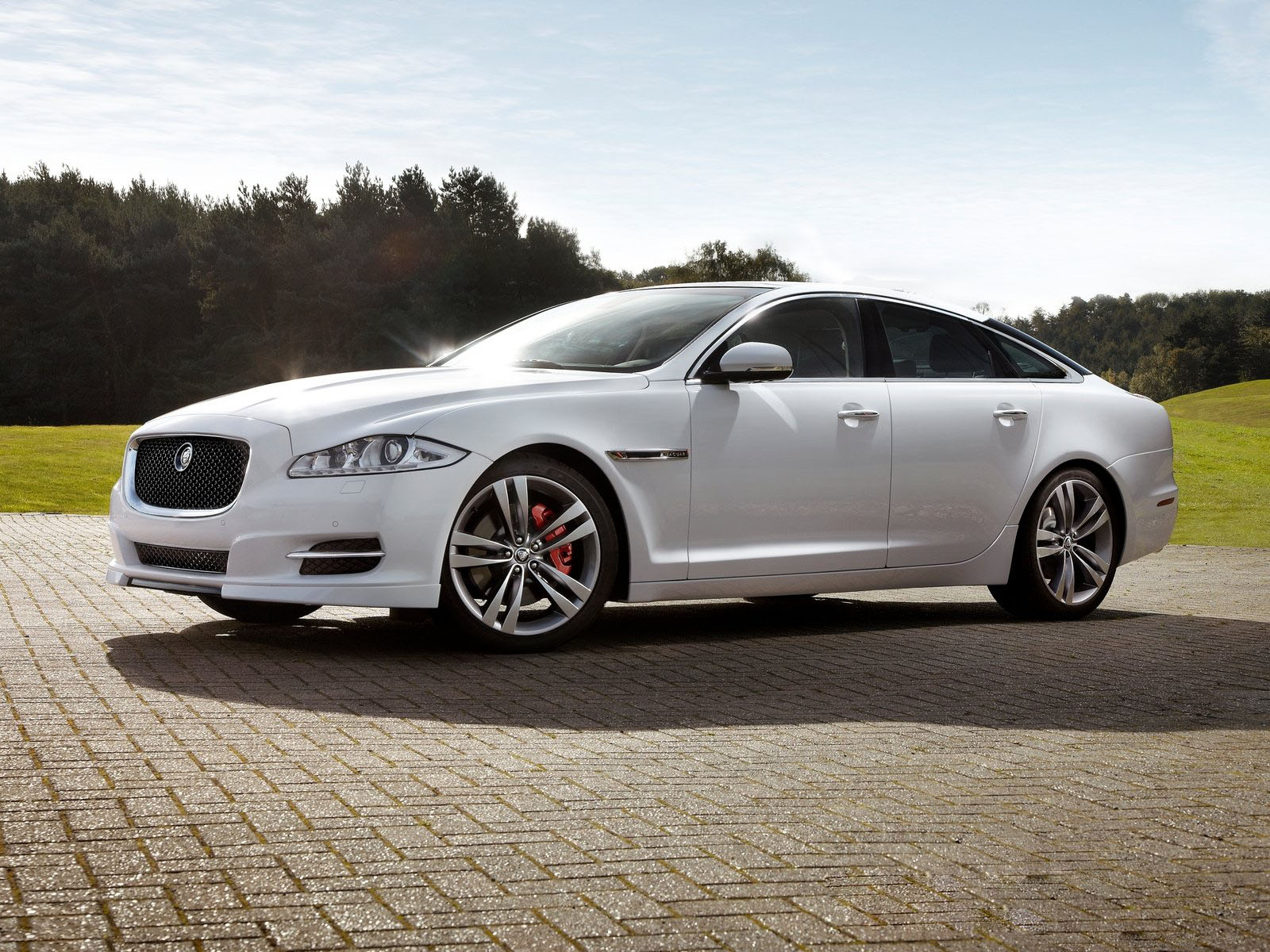 Jaguar-XJ Sport на солнце