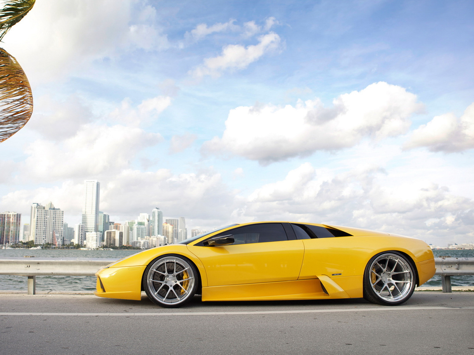 желтый Lamborghini