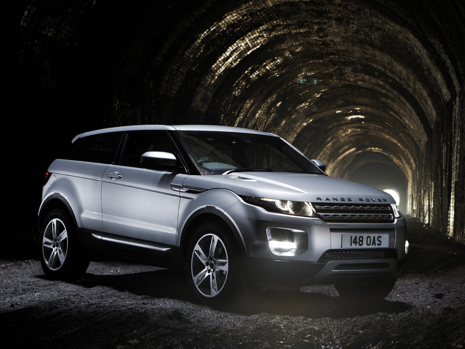Range Rover Evoque в тоннеле